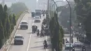 Pengendara sepeda motor melawan arus di fly over kawasan Kemayoran, Jakarta, Kamis (18/8). Meskipun berbahaya, namun aksi nekat tersebut tetap dilakukan pengendara untuk menghindari razia kendaraan bermotor. (Liputan6.com/Immanuel Antonius)