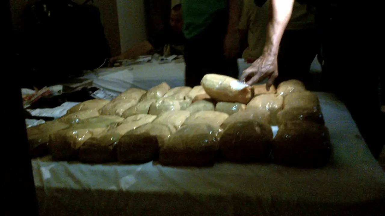 polisi gerebek sebuah kamar hotel yang didalamnya terdapat Narkoba jenis sabu seberat 30 kilogram
