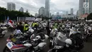 Anggota polisi dengan motor gede bersiap mengikuti kegiatan Millennial Road Safety Festival di Jalan Sudirman, Jakarta, Sabtu (16/3). Ribuan komunitas motor touring bersama sebagai puncak Millennial Road Safety Festival. (merdeka.com/Imam Buhori)