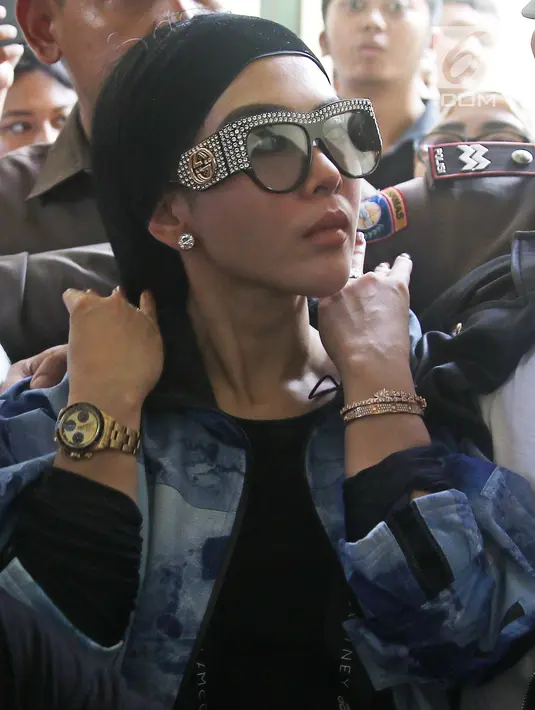 Penyanyi Syahrini akhirnya memenuhi panggilan dalam sidang kasus First Travel di Pengadilan Negeri Depok, Senin (2/4). Syahrini mengenakan jam tangan klasik dari Rolex keluaran tahun 1969 yang dibanderol mahal karena langka. (Liputan6.com/Herman Zakharia)