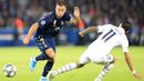 Penyerang Paris Saint-Germain, Angel Di Maria, menghadang penyerang Real Madrid, Eden Hazard, pada laga Liga Champions di Stadion Parc des Princes, Rabu (18/9/2019). PSG menang 3-0 atas Real Madrid. (AP/Francois Mori)