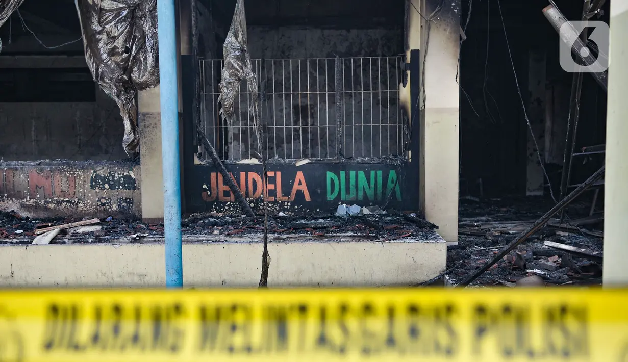 Garis polisi mengelilingi gedung SMK Yadika 6 pascakebakaran, Jatiwaringin, Pondok Gede, Kota Bekasi, Jawa Barat, Selasa (19/11/2019). Pihak sekolah meliburkan siswa selama tiga hari ke depan akibat hampir seluruh gedung hangus dalam kebakaran pada 18 November 2019. (merdeka.com/Iqbal Nugroho)