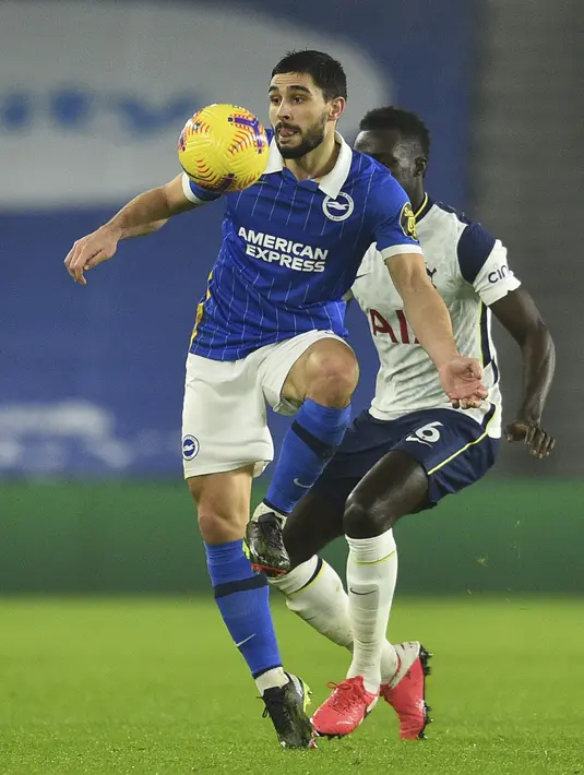 Penyerang Brighton & Hove Albion, Neal Maupay bersaing dengan bek Tottenham Hotspur, Davinson Sanchez dalam pekan ke-21 Liga Inggris di Amex Stadium pada Senin (1/2/2021) dini hari WIB. Brighton taklukkan Tottenham Hotspur dengan skor 1-0. (Glyn Kirk/Pool via AP)