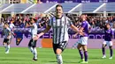 Bermain di hadapan publik sendiri, Fiorentina malah tertinggal lebih dulu. Arkadiusz Milik berhasil mencuri keunggulan La Viola saat laga baru berjalan sembilan menit. (AFP/Vincenzo Pinto)