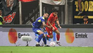 Arlyansyah Abdulmanan (kanan) berhasil melewati pemain Arema FC dalam laga persahabatan melawan Persija Jakarta yang diselenggarakan di markas kebanggaan Macan Kemayoran, Jakarta International Stadium (JIS), Sabtu (26/7/2025). (Bola.com/Abdul Aziz)