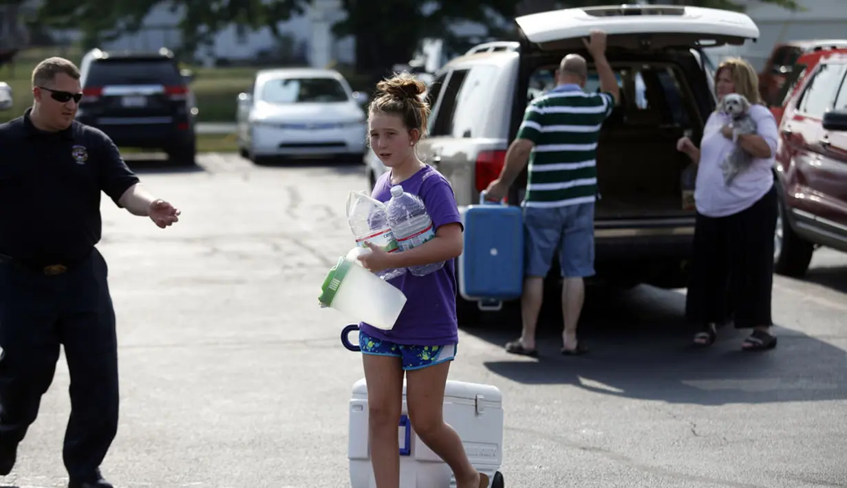 400.000 jiwa terancam hidup tanpa air, setelah ditemukan tingkat toksin yang tinggi dari ganggang yang hidup di danau Erie, Ohio, (3/8/2014). (REUTERS/Joshua Lott)
