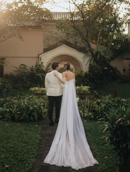 Dipadukan dengan gloves putih transparan dan veil panjang yang terkesan romantis [@thariqhalilintar]