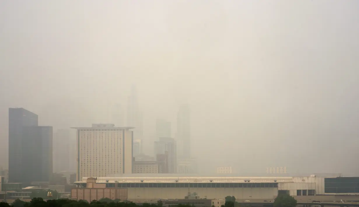 Secara nasional, saat ini terdapat 490 titik api yang berkobar, dengan 255 diantaranya dianggap tidak terkendali.  (AP Photo/Charles Rex Arbogast)