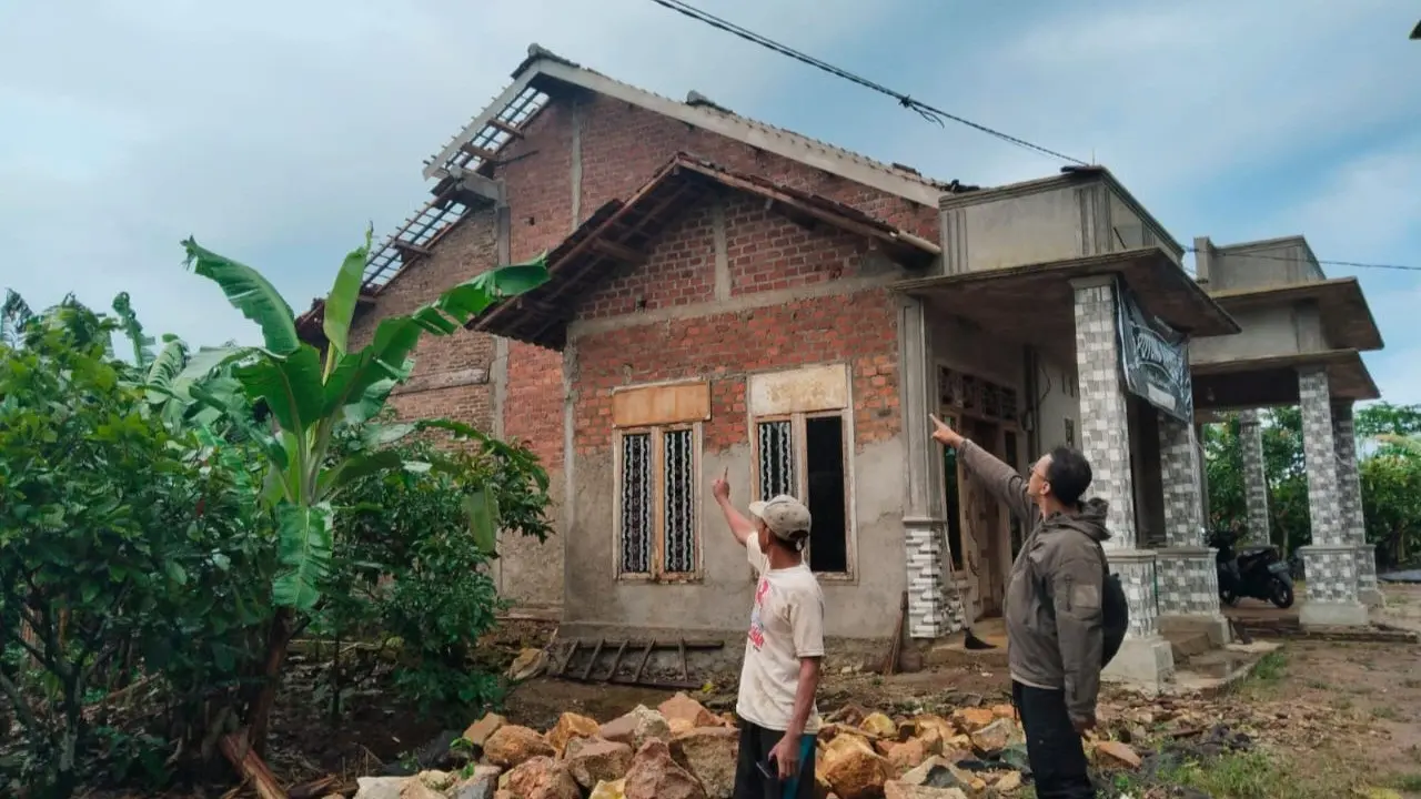 Puluhan rumah di Tanggamus Lampung rusak diterjang angin puting beliung. Foto : (Istimewa).