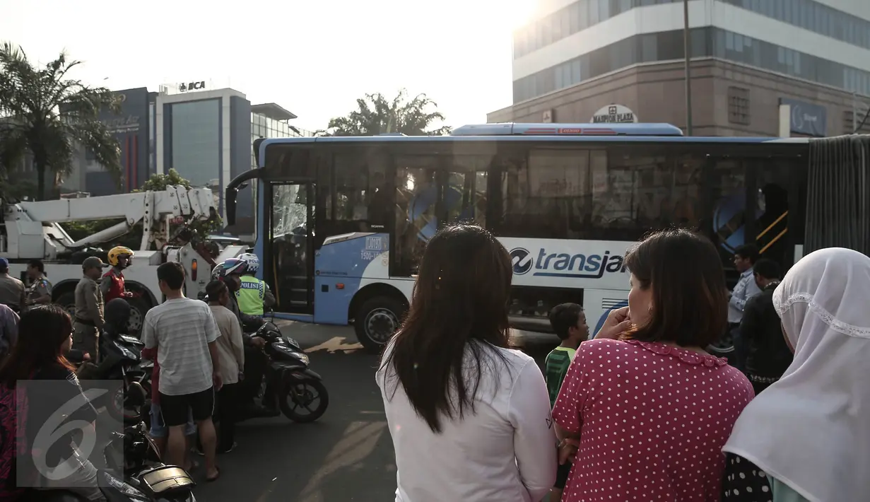 Sejumlah warga berdatangan ke lokasi bus TransJakarta yang terlibat kecelakaan dengan kereta api Senja Utama Solo di perlintasan kereta Mangga Dua, Jakarta, Kamis (19/5). Peristiwa tabrakan itu juga melibatkan mobil Avanza. (Liputan6.com/Faizal Fanani)