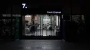 Orang-orang menghadiri kelas merangkai bunga di "Youth Channel" di Shenzhen, China (2/9/2020). Youth Channel adalah pusat komunitas yang menyediakan kuliah dan kelas budaya, seperti kursus ukulele dan keterampilan merangkai bunga bagi kaum muda sepulang bekerja. (Xinhua/Mao Siqian)