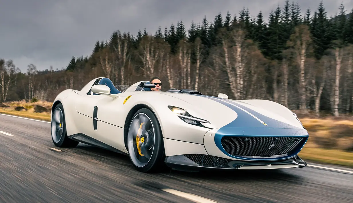 Ferrari Monza SP2 memiliki styling ala mobil balap era pertengahan 1950an. Desainnya pun terinspirasi dari mobil balap Ferrari 750 Monza dan 850 Monza yang berlaga di tahun tersebut. Bagian depannya terlihat sederhana dengan lubang grill seperti raut wajah tersenyum dengan lampu full LED sipit. Bagian bawahnya terdapat front lips yang sekaligus menjadi front splitter guna menambah aerodinamika. (Source: topgear,com)