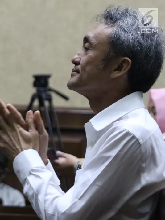 Tersangka suap pengajuan PK ke PN Jakarta Pusat, Eddy Sindoro bersiap menjalani sidang di Pengadilan Tipikor, Jakarta, Kamis (27/12). Pemberian suap terkait pengurusan dua perkara di Pengadilan Negeri Jakarta Pusat. (Liputan6.com/Helmi Fithriansyah)