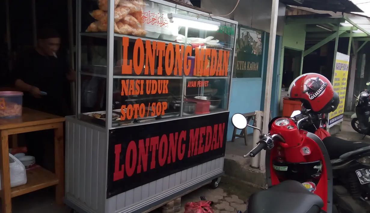 Usaha lontong Medan milik orang tua Bella Shofie ini terbilang cukup laris. Pasalnya, pendapatan per harinya bisa mencapai 300 sampai 400 ribu. Warung makan ini mulai buka pukul 06.00 pagi setiap harinya. (Nurwahyunan/Bintang.com)