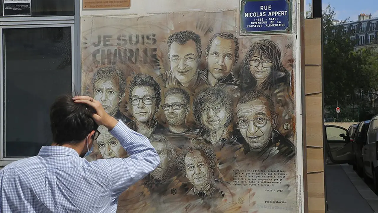 Surat kabar satir Prancis Charlie Hebdo akan menerbitkan edisi khusus yang mengejek Tuhan minggu depan untuk menandai 10 tahun sejak serangan (AP/Arsip).