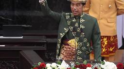 Ada banyak warna yang bisa dipilih namun RI-1 jatuh hati pada hijau. “Dan warna hijau dipilih karena mengandung filosofi kesejukan, harapan, dan pertumbuhan,” ia beralasan. Penampilan Jokowi diapresiasi warganet. “The best banget Pak, OOTD-nya,” cuit akun @nie**** di kolom komentar. “Suka bgt sama semua motif tradisional di Indonesia. Banyak nilai nilai luhur yg bisa dipelajari. Pesan-pesan dari pendahulu untuk anak cucunya,” @alo**** menambahkan. Setuju! (Foto: Dok. Instagram @jokowi)