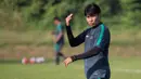 Pelatih Timnas Indonesia U-19, Eduard Tjong, memberikan pengarahan kepada para pemain seleksi. (Bola.com/Vitalis Yogi Trisna)