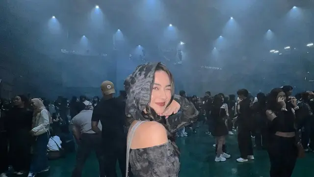 Potret Cantik Ersya Aurelia saat Nonton Konser NIKI Buzz World Tour (credit: instagram/ersyaurel)