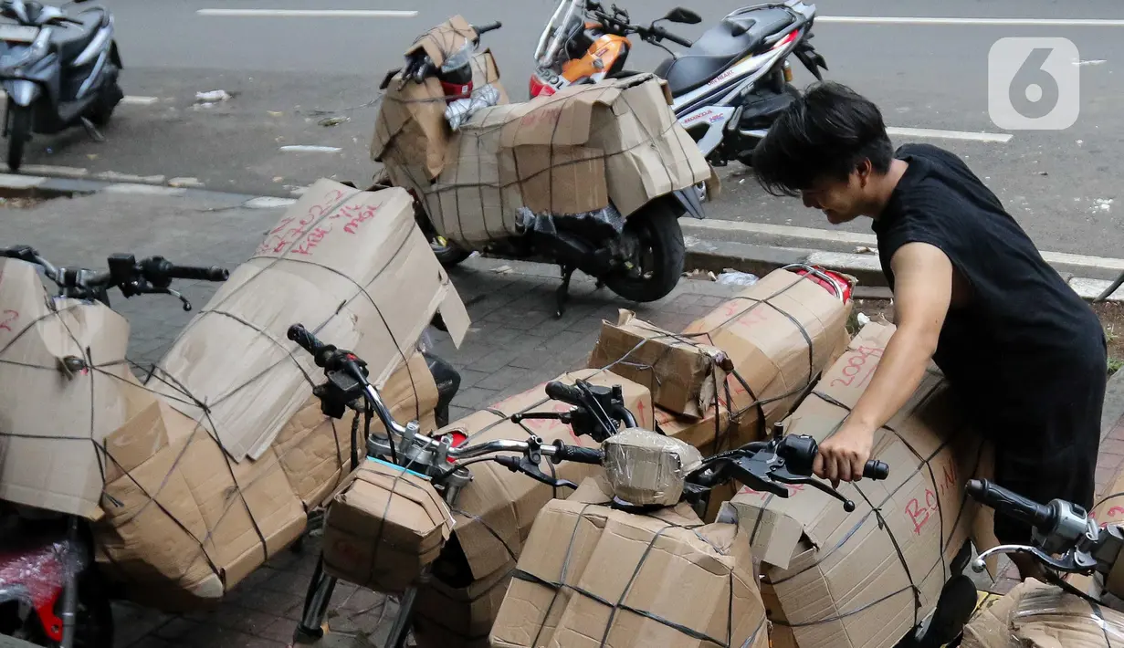 Jelang Hari Raya Idul Fitri 1446 Hijriah, terjadi lonjakan pengiriman barang ke berbagai wilayah. (Liputan6.com/Herman Zakharia)