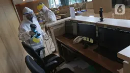 Petugas melakukan penyemprotan cairan disinfektan di lobi Kantor PLN Pusat, Jalan Trunojoyo, Blok M, Jakarta, Selasa (21/7/2020). PT PLN (Persero) menyemprotkan cairan disinfektan secara rutin dan berlaku protokol kesehatan selama pandemi COVID 19. (Liputan6.com/Herman Zakharia)