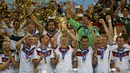 Para pemain Timnas Jerman mengangkat trofi Piala Dunia usai mengalahkan Argentina 1-0 di Stadion Stadion Maracana, Rio de Janeiro, (14/7/2014). (REUTERS/Kai Pfaffenbach)
