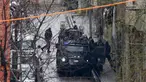 Kepolisian Turki melakukan operasi pencarian menyusul penyerangan sebuah kantor polisi di Istanbul, Kamis (3/3). Polisi berhasil menjebak dua wanita tersangka penyerangan, dengan senjata api dan granat, di sebuah apartemen. (REUTERS/Osman Orsal)