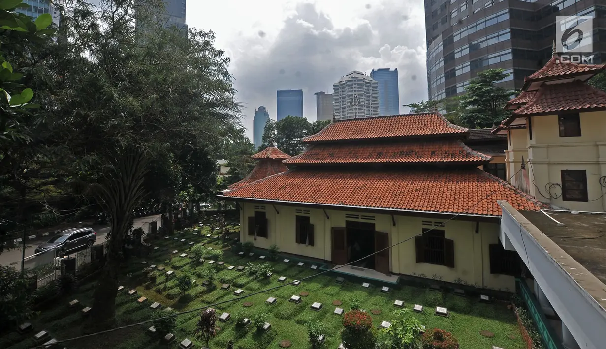 Suasana Masjd Hidayatullah, Jakarta, Senin (28/5). Masjid ini merupakan salah satu masjid tertua di Jakarta yang didirikan 1747 di atas tanah yang diwakafkan saudagar bernama Muhammad Yusuf. (Merdeka.com/Iqbal S Nugroho)