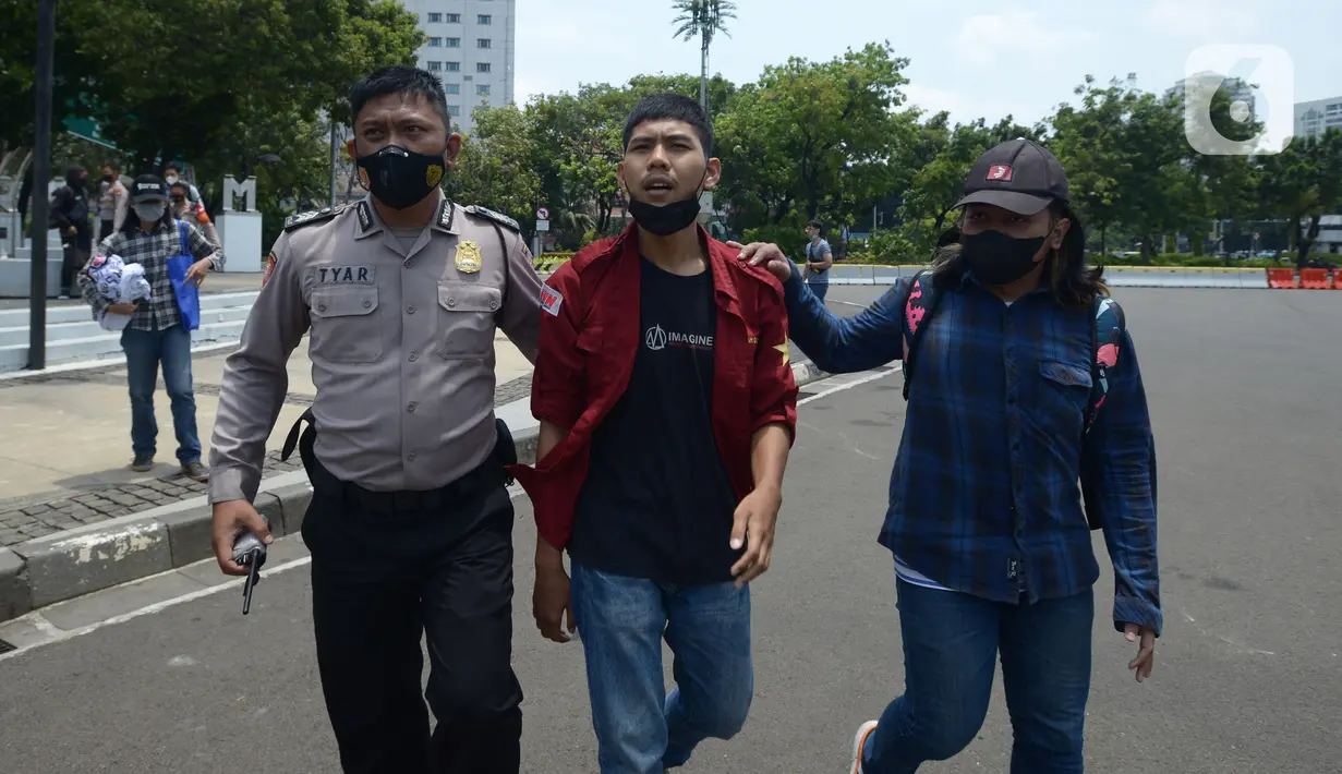Polisi membawa paksa peserta aksi tolak monopoli tanah dan pangan di depan Gedung Istana Negara, Jakarta, Kamis (23/9/2021). Aksi memperingati Hari Tani Nasional 2021 dan merespons KTT UN-FSS yang membahas sistem pangan itu berakhir ricuh dan dibubarkan paksa polisi. (merdeka.com/Imam Buhori)