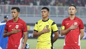 Dony Tri Pamungkas, Cahya Supriadi, Ivar Jenner memnyanyikan lagu Indonesia Raya jelang laga antara Timnas Indonesia U-22 menghadapi Timnas Mali U-22 dalam laga persahabatan di Stadion Pakansari, Bogor, Sabtu (15/11/2025) malam. (Bola.com/Muhammad Iqbal Ichsan)
