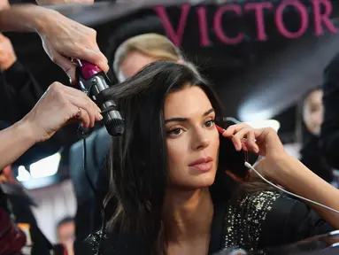 Model Kendall Jenner menerima telpon saat berada di belakang panggung Victoria's Secret Fashion Show 2018 di Pier 94 di New York, AS (8/11).  (AFP Photo/Getty Images/Dia Dipasupil)