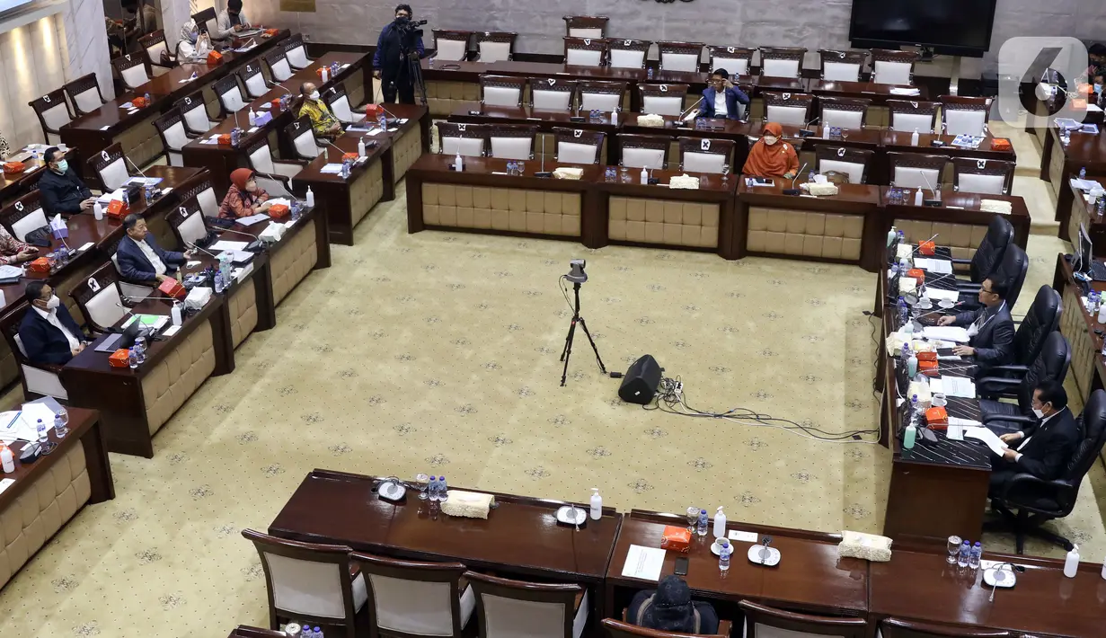 Suasana rapat kerja Menteri Perencanaan Pembangunan Nasional/Badan Perencanaan Pembangunan Nasional Suharso Monoarfa dengan Komisi XI DPR di Kompleks Parlemen, Jakarta, Kamis (3/2/2022). Rapat membahas evaluasi dan capaian kinerja tahun 2021 dan rencana kerja tahun 2022. (Liputan6.com/Angga Yuniar)