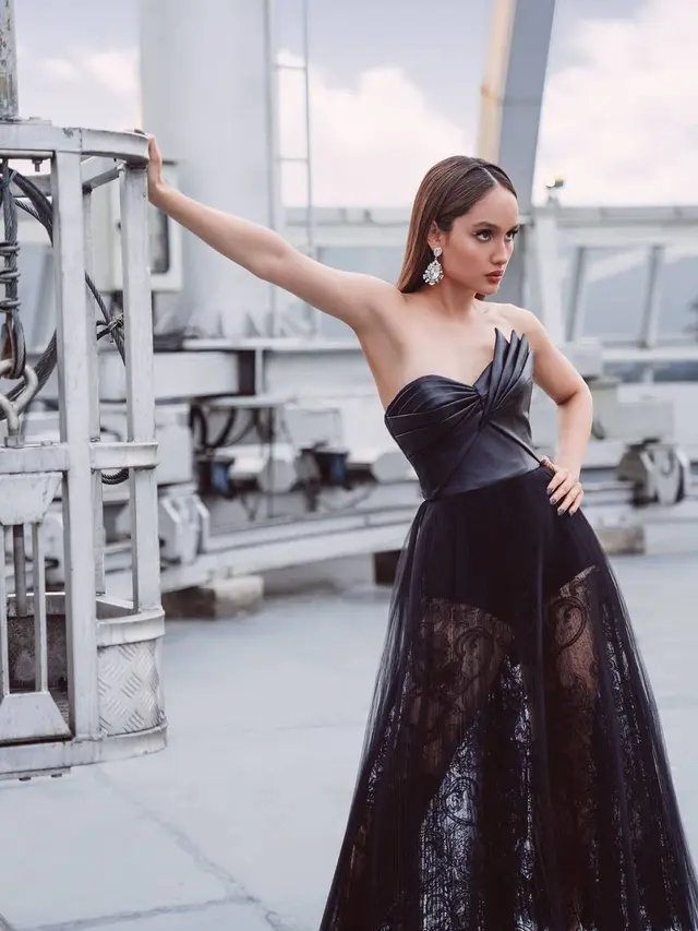 6 Pesona Cinta Laura dalam Pemotretan Bertema Black Swan, Memukau