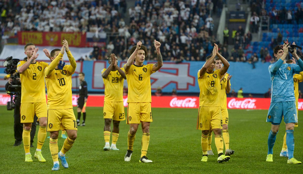 Para pemain Belgia menyapa suporter usai mengalahkan Rusia pada laga Kualifikasi Piala Eropa 2020 di Gazprom Arena, Saint Petersburg, Sabtu (16/11). Rusia kalah 1-4 dari Belgia. (AFP/Olga Maltseva)