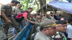 Adu mulut antara satpol pp dan pedagang parsel di trotoar Cikini Raya tak terhindarkan saat razia terjadi pada Rabui (7/6/2017) terjadi