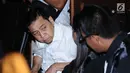 Tersangka korupsi proyek E-KTP Setya Novanto (tengah) berbincang dengan kuasa hukumnya jelang mengikuti sidang di Pengadilan Tipikor, Jakarta, Rabu (13/12). Sidang beragendakan pembacaan dakwaan Jaksa Penuntut Umum KPK. (Liputan6.com/Helmi Fithriansyah)