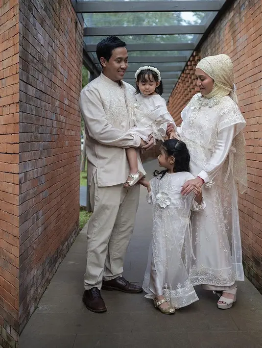 Gaya Caca Tengker tersebut serasi dengan baju koko sang suami serta pakaian kedua anak perempuannya. Membuat busana ini cocok dikenakan untuk hari Raya bersama keluarga. Credit:  (@inforiamiranda)