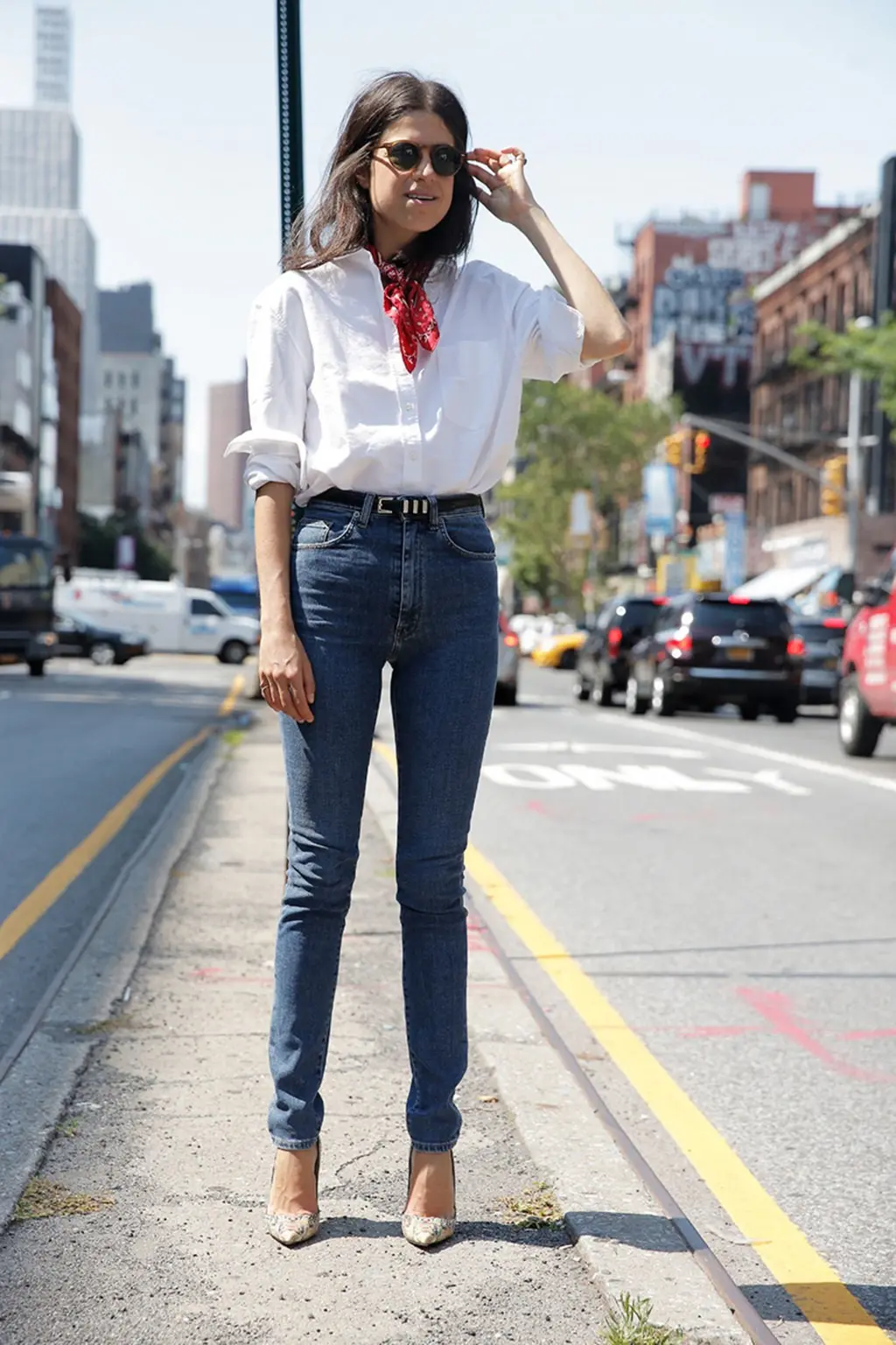 Mix and match kemeja putih dan jeans yang stylish. (Image: media.glamour.com)