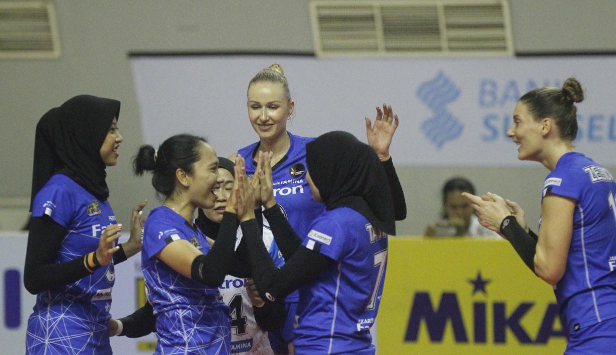 Selebrasi tim voli putri Jakarta Pertamina Fastron saat melawan Jakarta BIN yang berlangsung di Palembang, Jumat (20/1/2023). Jakarta Pertamina Fastron berhasil mengumpulkan nilai 13, unggul empat angka dari juara bertahan Bandung Bjb Fastron. (Dok. Proliga)