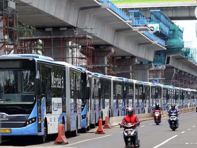 Bus Transjakarta antre untuk memasuki Terminal Blok M, Jakarta Selatan, Kamis (12/1). PT Transjakarta akan menambah sebanyak 2.000 unit bus pada tahun ini. (Liputan6.com/Gempur M. Surya)
