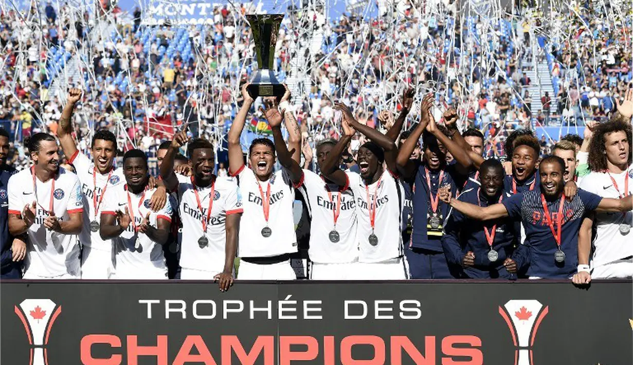 Pemain PSG merayakan gelar Piala Super Prancis 2015 di Stadion Stade Saputo, Montreal, Minggu (2/8/2015) dini hari WIB. (AFP Photo/Franck Fife)