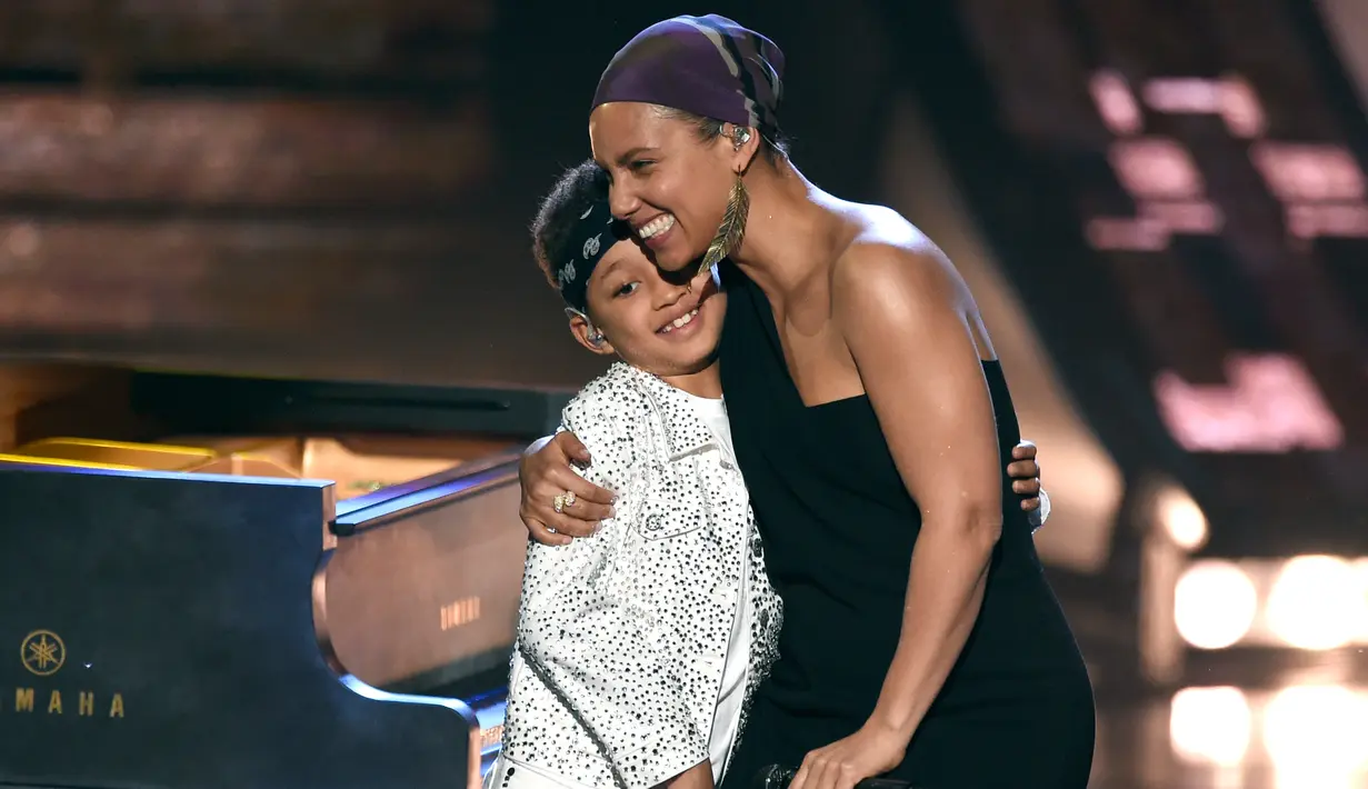 Penyanyi Alicia Keys memeluk putranya Egypt Dean selama acara iHeartRadio Music Awards 2019 di Los Angeles, California, AS (14/3). (AP Photo/Chris Pizzello)