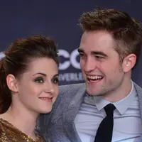 Kristen Stewart dan Robert Pattinson memang sempat berpisah karena isu perselingkuhan dengan Rupert Sanders di tahun 2012. Namun mereka sempat balikan meski akhirnya harus putus lagi di tahun 2013. (BRITTA PEDERSEN / DPA / AFP)