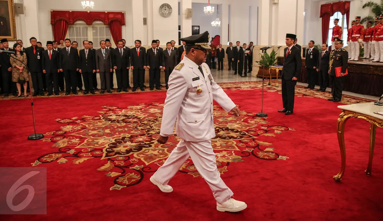Rano Karno berjalan menuju meja penandatanganan berita acara pelantikan sebagai Gubernur Banten di Istana Negara, Jakarta, Rabu (12/8/2015). Rano menggantikan Ratu Atut yang dipidana dalam kasus korupsi. (Liputan6.com/Faizal Fanani)