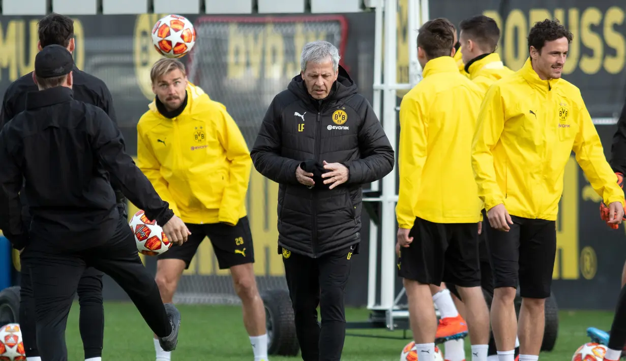 Pelatih Dortmund, Lucien Favre (tengah) saat menghadiri sesi latihan tim di Dortmund, Jerman barat (4/3). Dortmund akan bertanding melawan Tottenham Hotspur pada leg kedua babak 16 besar Liga Champions di Signal Iduna Park. (AFP Photo/Bernd Thissen)