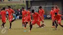 Sejumlah pemain Persija melakukan pemanasan jelang latihan di NYTC, Sawangan, Depok, Senin (2/11/2015). Latihan ini persiapan jelang turnamen Piala Jenderal Sudirman, 14 November mendatang. (Liputan6.com/Helmi Fithriansyah)  