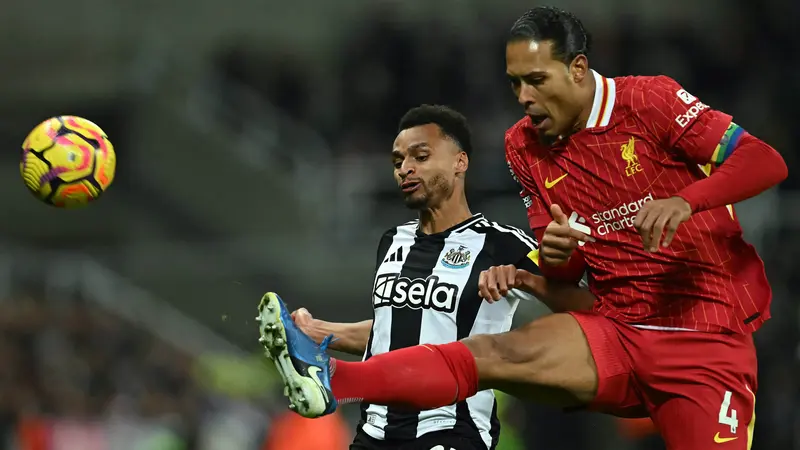 Bek Liverpool, Virgil van Dijk (kanan) berebut bola dengan gelandang Newcastle United Jacob Murphy saat pertandingan Liga Premier Inggris 2024/2025 di St James Park, Newcastle, Inggris pada Rabu 4 Desember 2024 waktu setempat atau Kamis 5 Desember 2024 dini hari WIB. (Paul ELLIS/AFP)