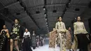 Para model memeragakan busana fesyen LIMINAL pada panggung gelaran mode Jakarta Fashion Week (JFW) 2026 di City Hall, Pondok Indah Mall 3, Jakarta, Rabu (29/10/2025). (Kapanlagi.com/Budy Santoso)