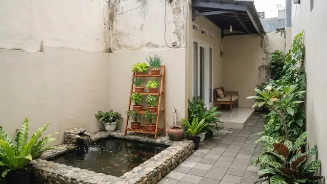 Kolam Ikan di Sudut Pekarangan dengan Rak Sayur Bertingkat