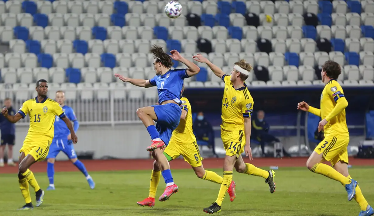 Pemain Swedia Filip Helander (kedua kanan) memperebutkan bola dengan pemain Kosovo  Benjamin Kololli (tengah) pada pertandingan Grup B kualifikasi Piala Dunia 2022 di Stadion Fadil Vokrri, Pristina, Kosovo, Minggu (28/3/2021). Swedia menang 3-0. (AP Photo/Visar Kryeziu)