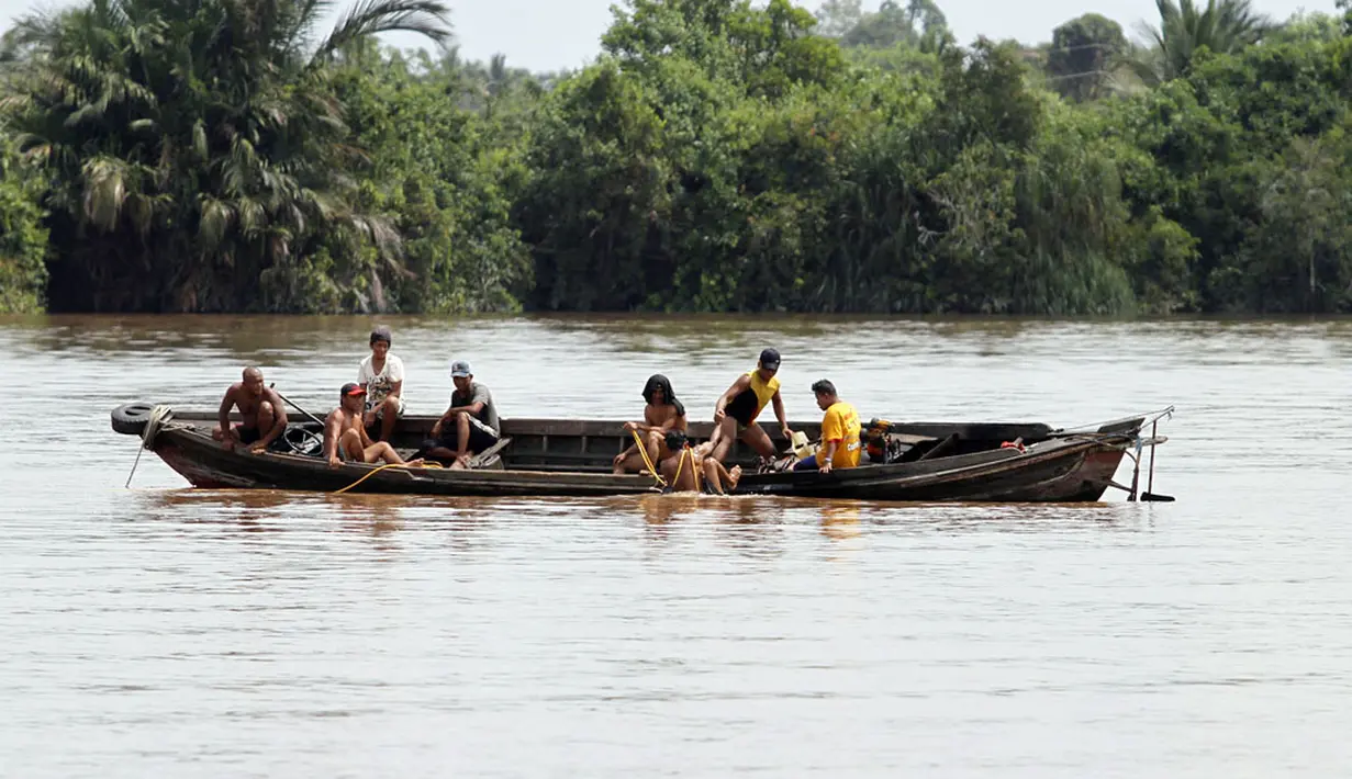 Penduduk setempat dikerahkan membantu tim SAR melakukan  pencarian korban hilang tenggelamnya kapal feri penyeberangan di perairan Sungai Kapuas Desa Panamas, Kabupaten Kuala Kapuas, Kalimantan Tengah, (30/7/2014). (ANTARA FOTO/Herry Murdy Hermawan)